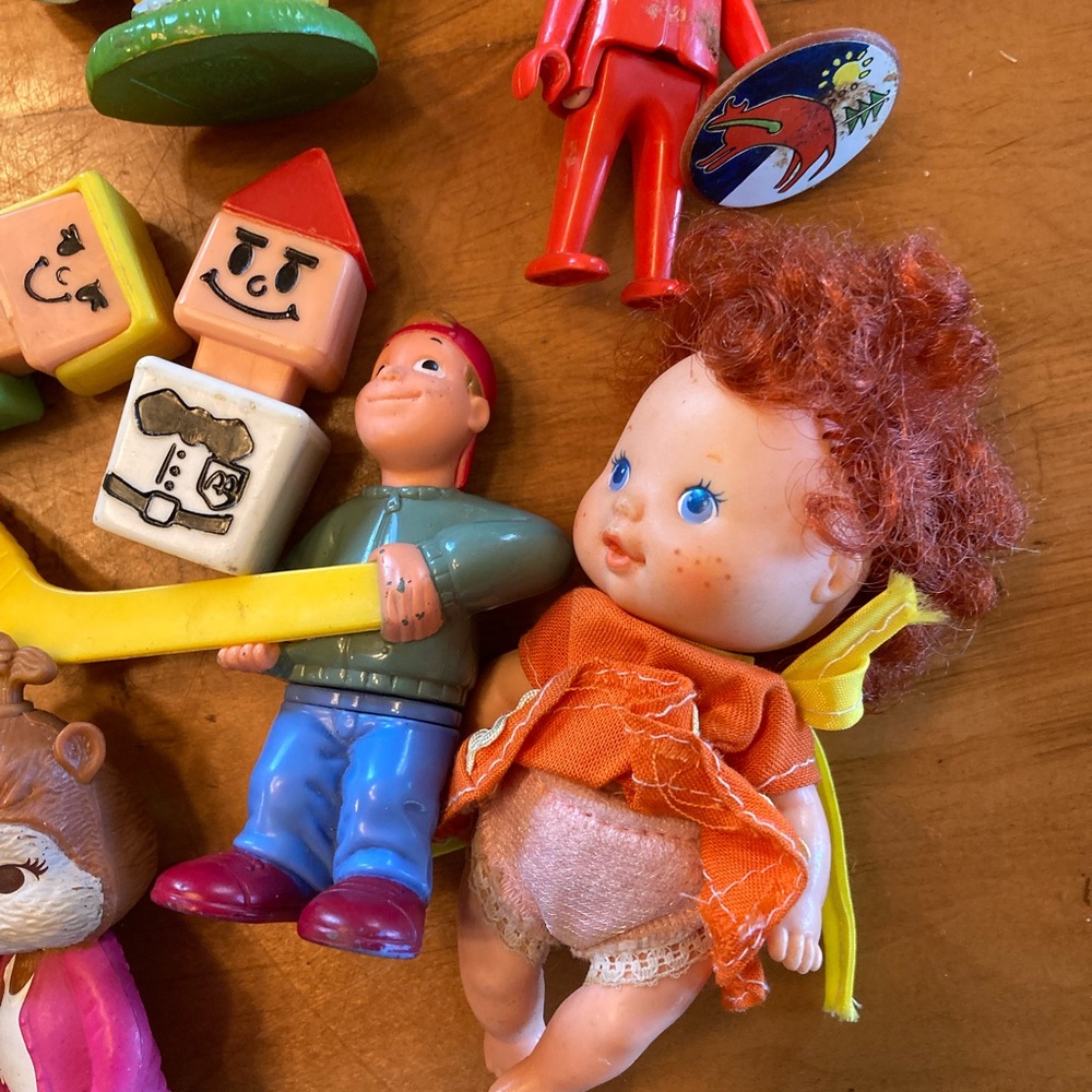 LOT VINTAGE TOYS CHARACTERS DOLLS LEGOS 👀 - Picture 12 of 13